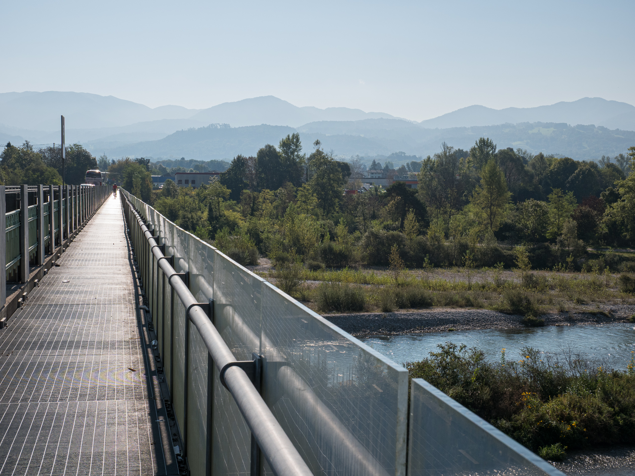 Über die Radbrücke, dahinter die Voralpen im Morgendunst